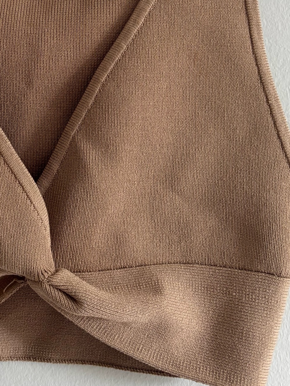 Aritzia Babaton ego sculpt twist knit v neck crop in a caramel brown - Picture 2 of 4